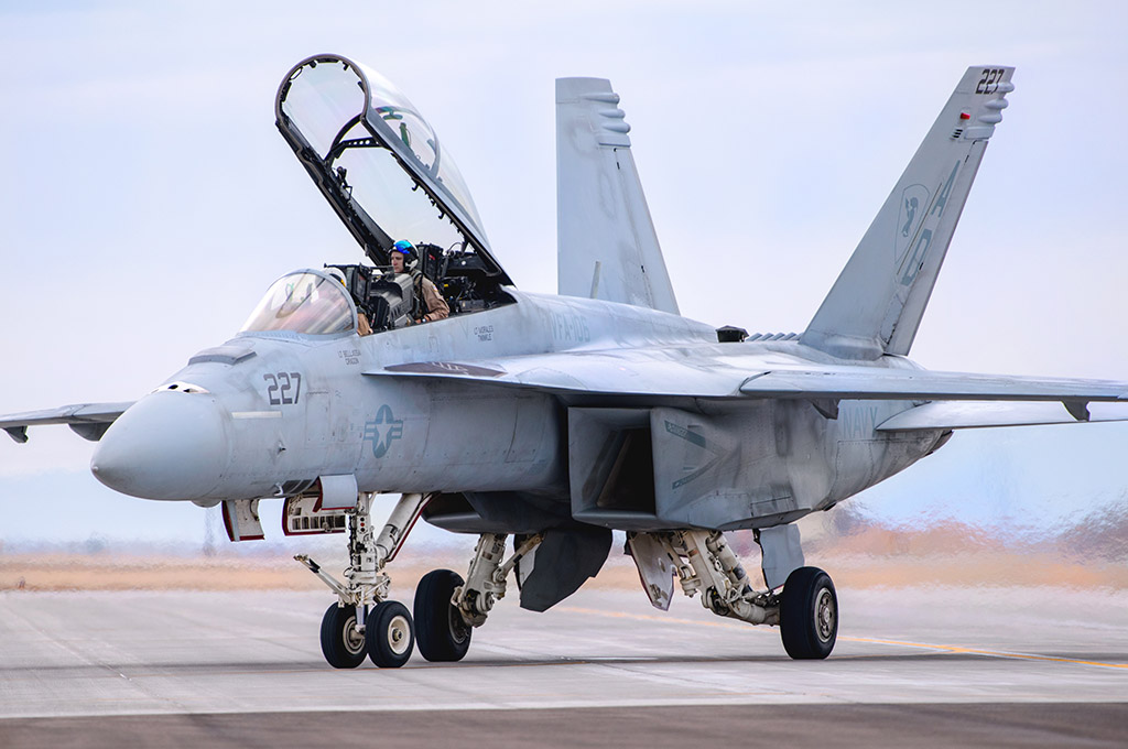 春夏新作モデル F/A-18F Super Hornet Hobby Boss 85813 航空機・ヘリコプター