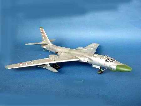Amazon | トランペッター 1/72 ツポレフ Tu-16K10 バジャーC
